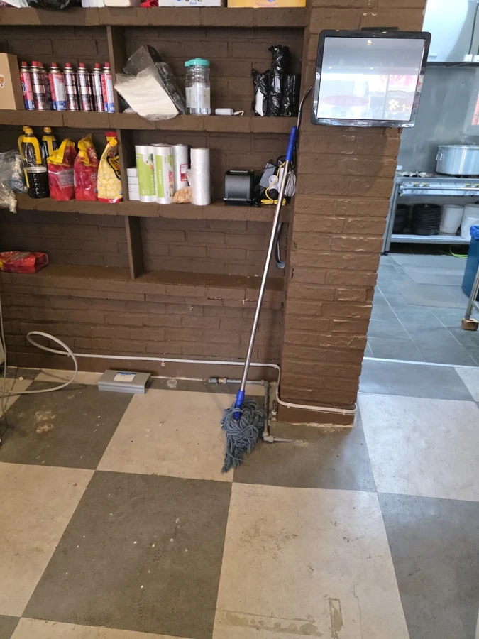 체크무늬 바닥 업소 공간의 싱크대 설치 후 모습