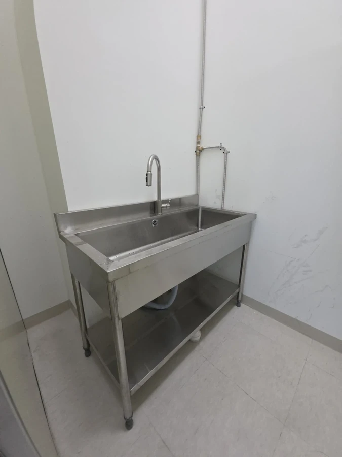 회색 타일 바닥 교체 전 배수구 노출 상태