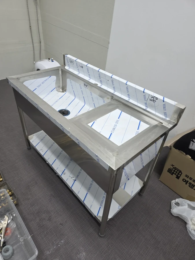 업소용 온수기 하부 연결 상세 모습