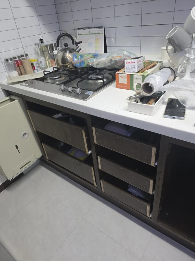 오래된 우드톤 하부장 서랍 시공 전 모습